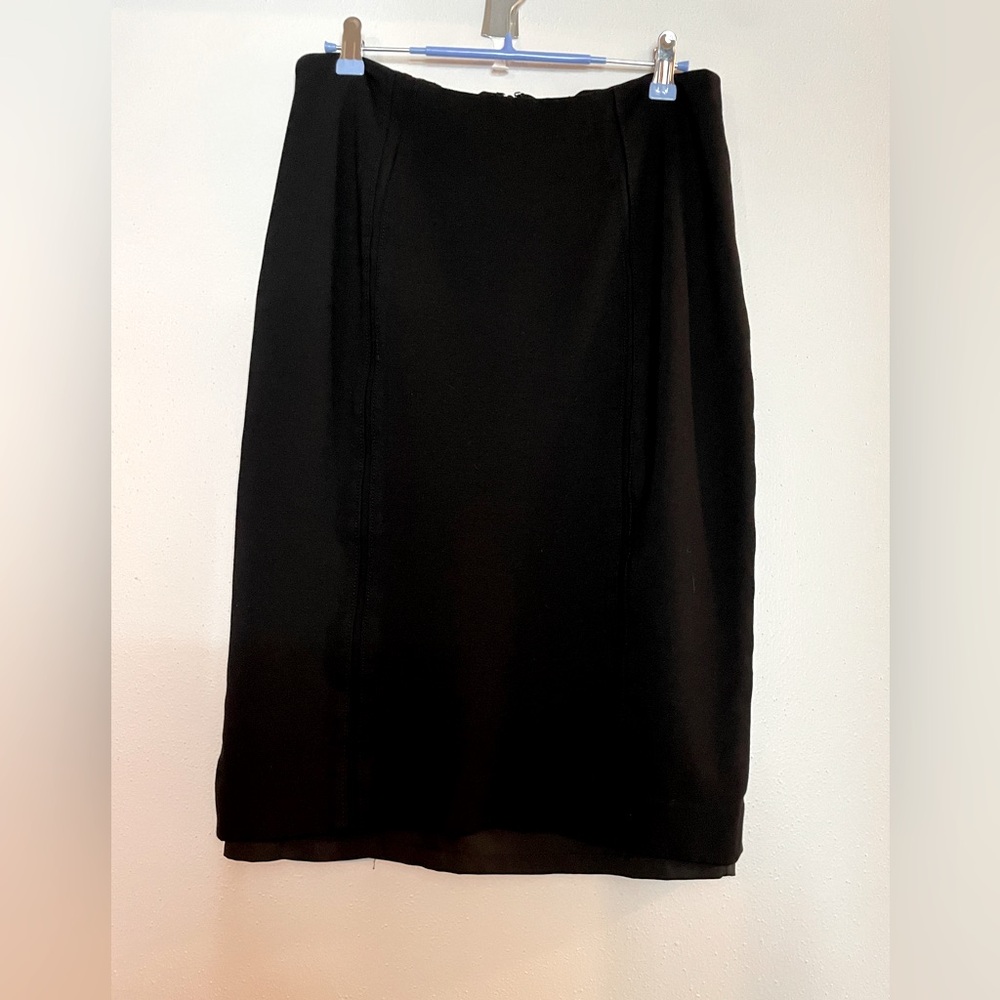 Black pencil skirt with lining. Contour lines through legs